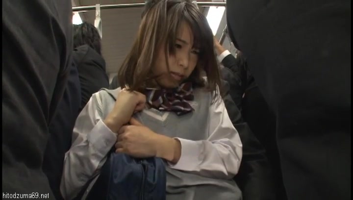 《痴漢》ぎゅうぎゅうの電車内でショートカット女子校生が痴漢される